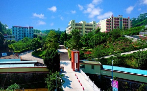广东省广宁县何楮铭纪念中学